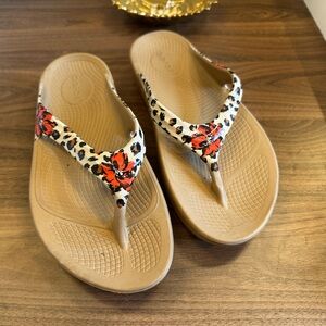 Oofos arch support flip flops